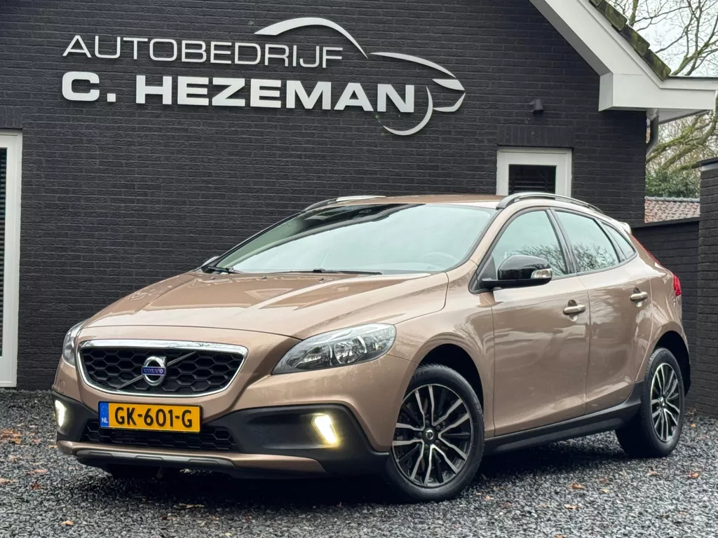 Volvo V40 Cross Country 2.0 T3 Momentum LED Cruise Control Climate Control Sportvelgen Trekhaak Navigatie